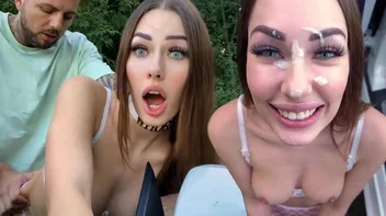 Красивая девушка в хрупкой одежде делает его неотразимым